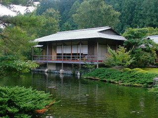 茶室と池の風景