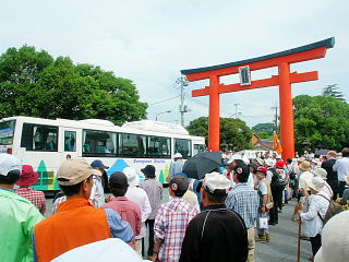 富士山へ向かう一番バスを出迎える