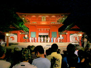楼門前で「ミス富士山コンテスト」が行われる