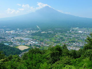 天上山山頂から富士山を眺める