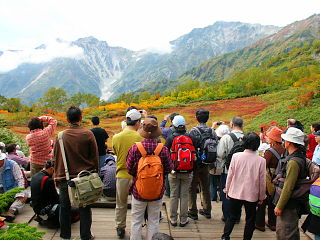 多くの観光客で賑わう展望湿原