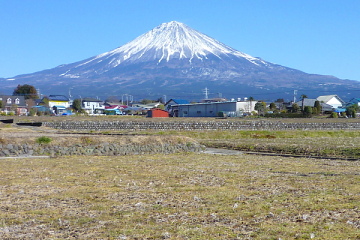 間近に富士山を望む山里での蔵開き