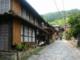 旧東海道と集落の眺め(岡部宿方面)
