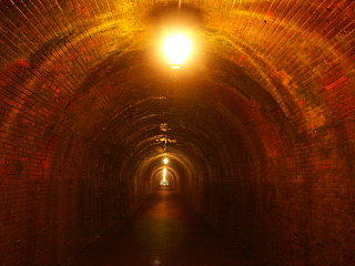 レンガ造りのレトロなトンネル