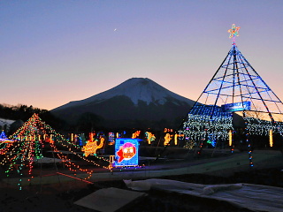 夕暮れ時の富士山とイルミネーション