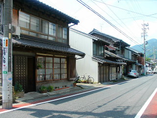旧東海道沿いの古い町並み