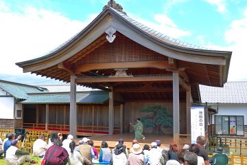 長藤に隣接した熊野伝統芸能館