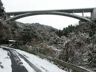 雪が積もった須津川渓谷沿いの林道と須津渓谷橋