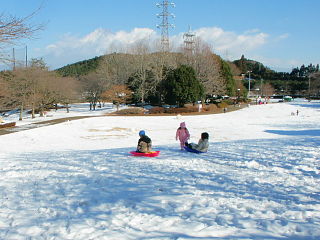 岩本山公園の広場で雪遊びをする子供達